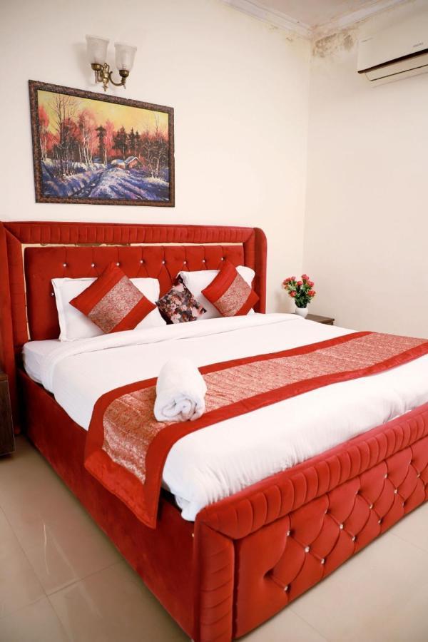 Divine India Service 2bhk, 2a Saket * New Delhi